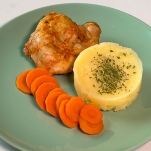 Filé de sobrecoxa com purê e cenoura (300g)