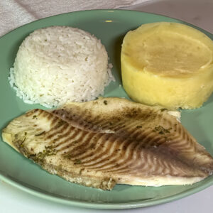 Tilápia com arroz branco e purê de batata inglesa (300g)