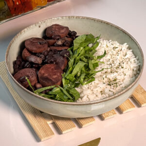 Feijoada com arroz branco e couve manteiga refogada (300g)