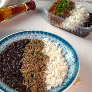 Arroz branco com feijão e carne moída (300g)