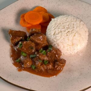 Carne de panela com arroz branco e cenoura (300g)