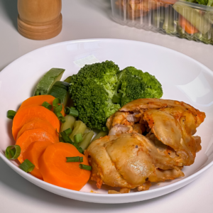 Filé de sobrecoxa com seleta de legumes (300g)