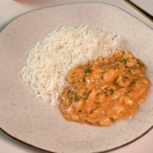 Strogonoff de frango com arroz branco (300g)