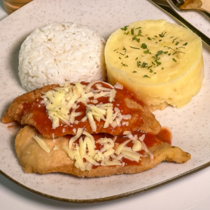 Frango a parmegiana com pure de batata inglesa e arroz branco (300g)