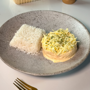 Fricassê de frango com arroz branco e batata palha (300g)