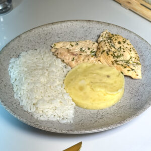 Arroz branco com purê de batata e filé de frango (300g)