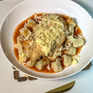 Nhoque de batata doce ao sugo com filé de frango e queijo (300g)