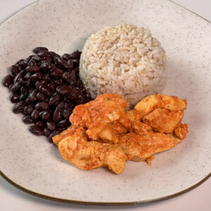 Arroz integral com feijão e iscas de frango (300g)