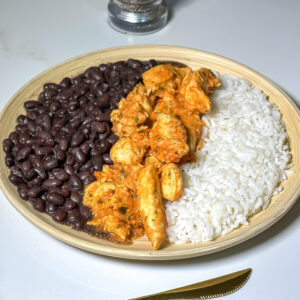 Brasileirinha - Arroz branco com feijão e iscas de frango (300g)