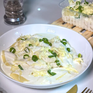 Penne com molho branco coberto com queijo (300g)